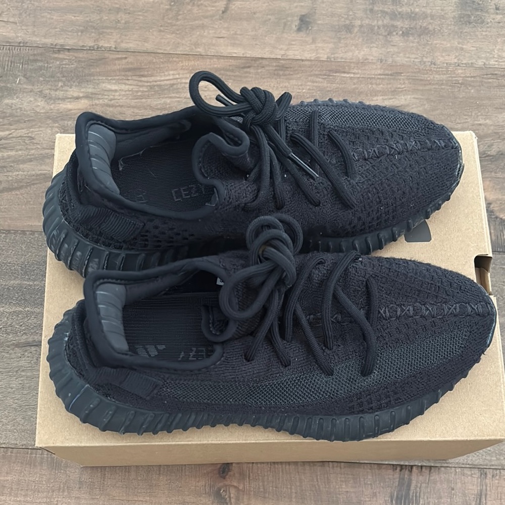 Adidas YEEZY BOOST 350 V2 onyx Black HQ4540 size 6  with Box